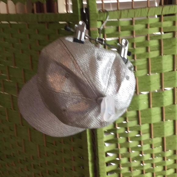 🌹NWT Gorgeous Silver Metiallic Baseball Cap 🌹 - Picture 6 of 6